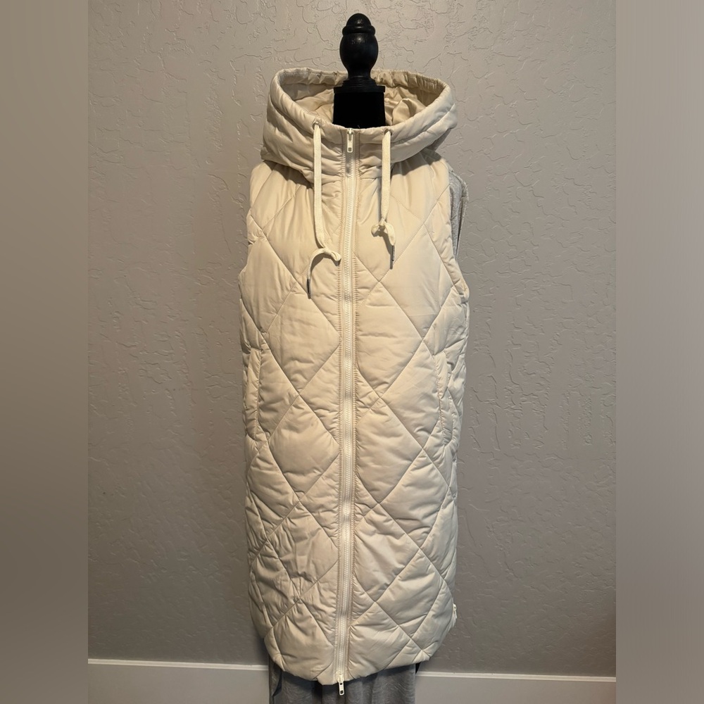 Women’s sleeveless quilted long puffer vest.